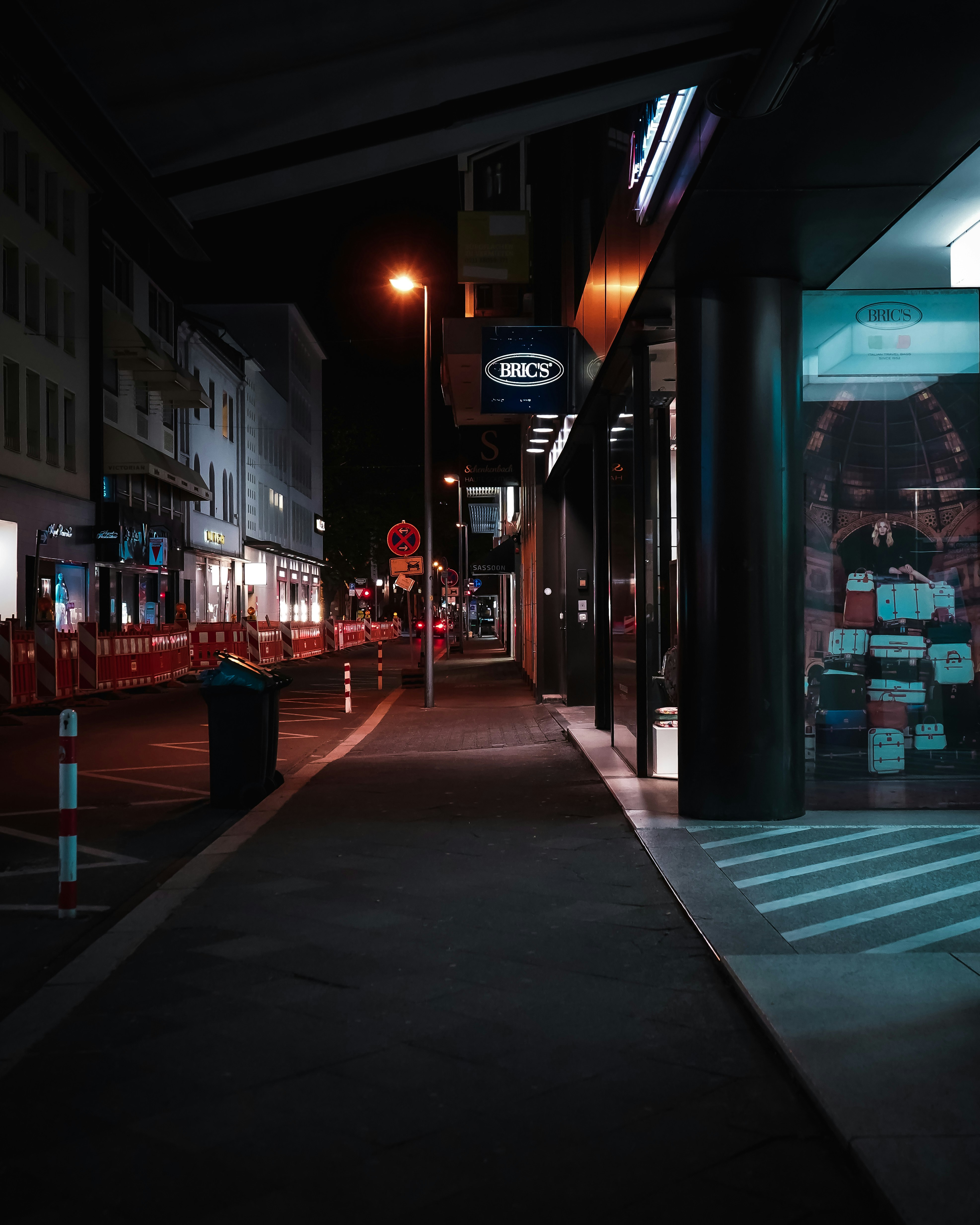 red and white street light